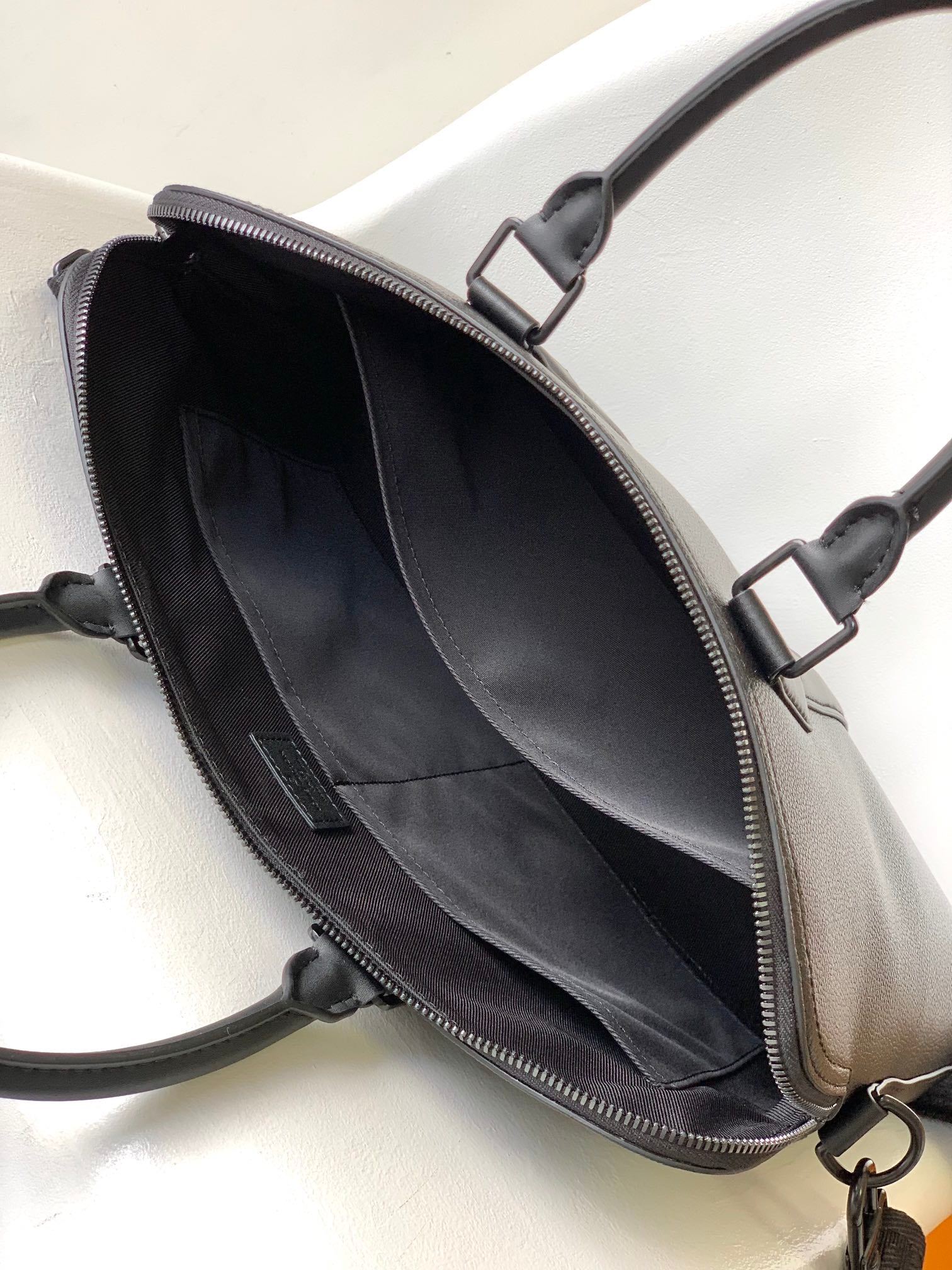 Louis Vuitton Men's Black Leather Slim Briefcase - Porte-Documents Voyage