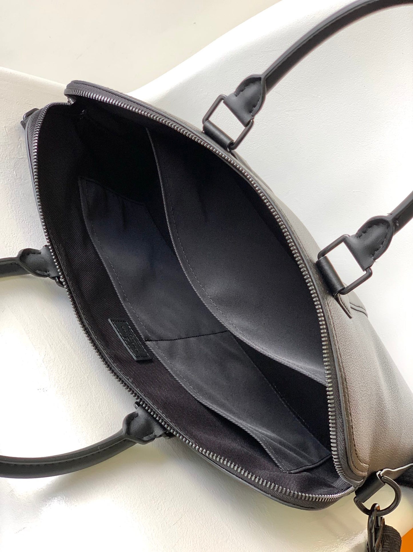 Louis Vuitton Men's Black Leather Slim Briefcase - Porte-Documents Voyage
