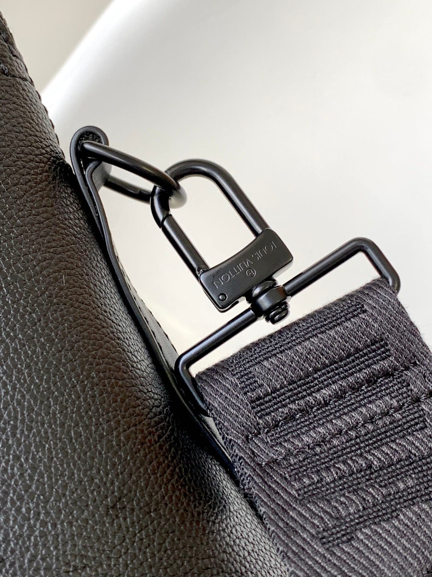 Louis Vuitton Men's Black Leather Slim Briefcase - Porte-Documents Voyage