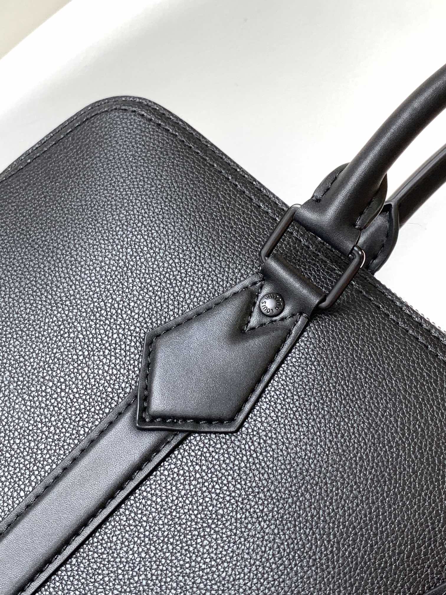 Louis Vuitton Men's Black Leather Slim Briefcase - Porte-Documents Voyage