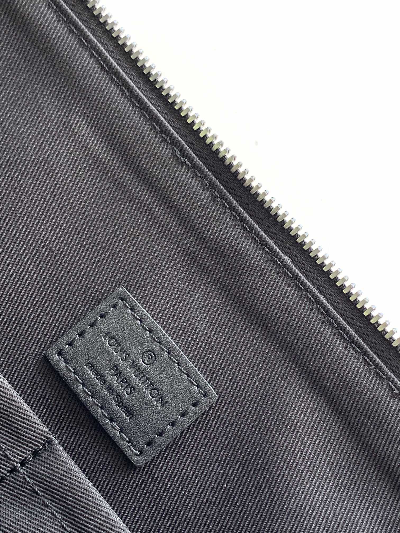 Louis Vuitton Men's Black Leather Slim Briefcase - Porte-Documents Voyage