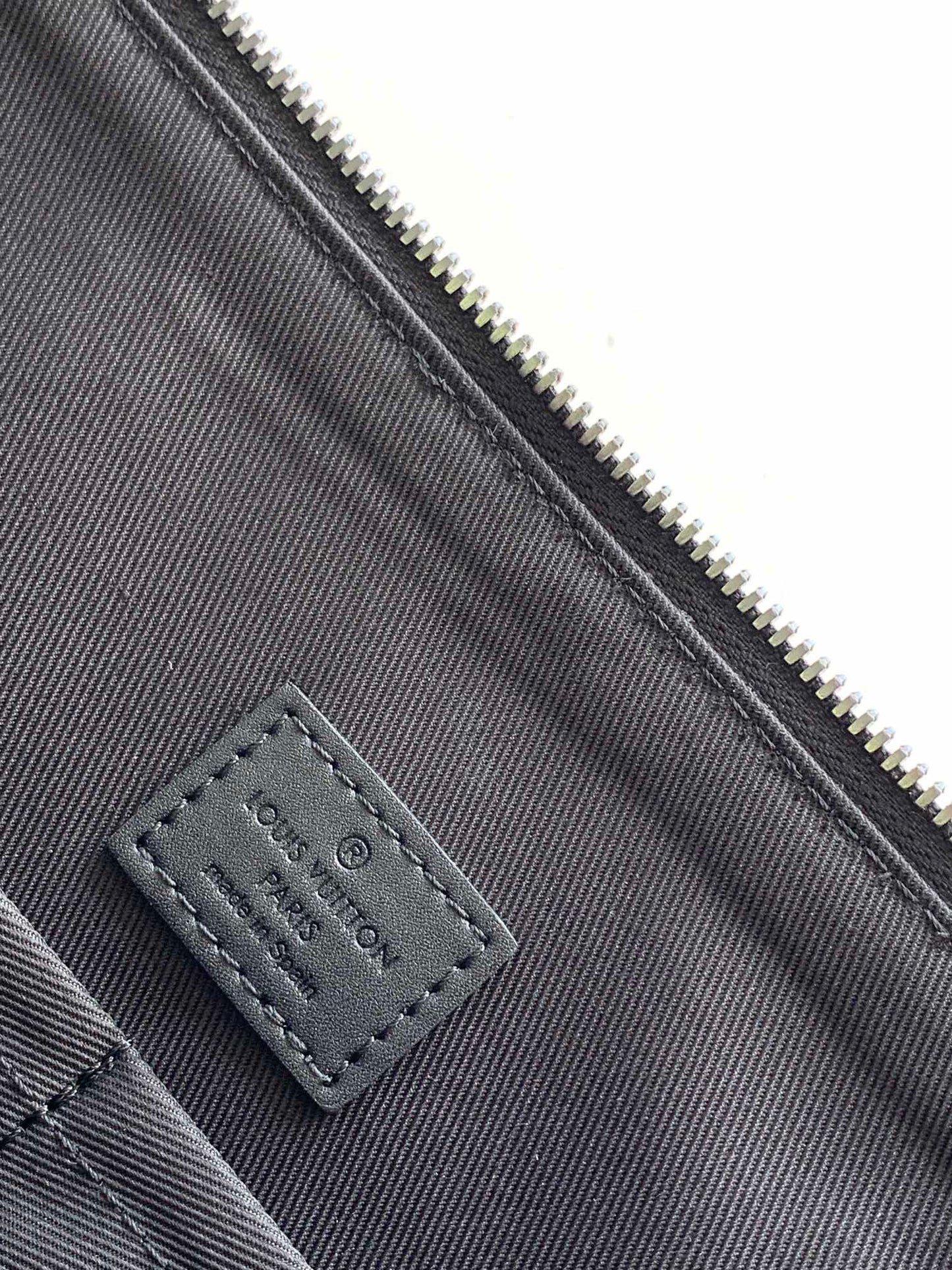 Louis Vuitton Men's Black Leather Slim Briefcase - Porte-Documents Voyage
