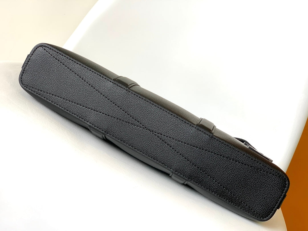 Louis Vuitton Men's Black Leather Slim Briefcase - Porte-Documents Voyage