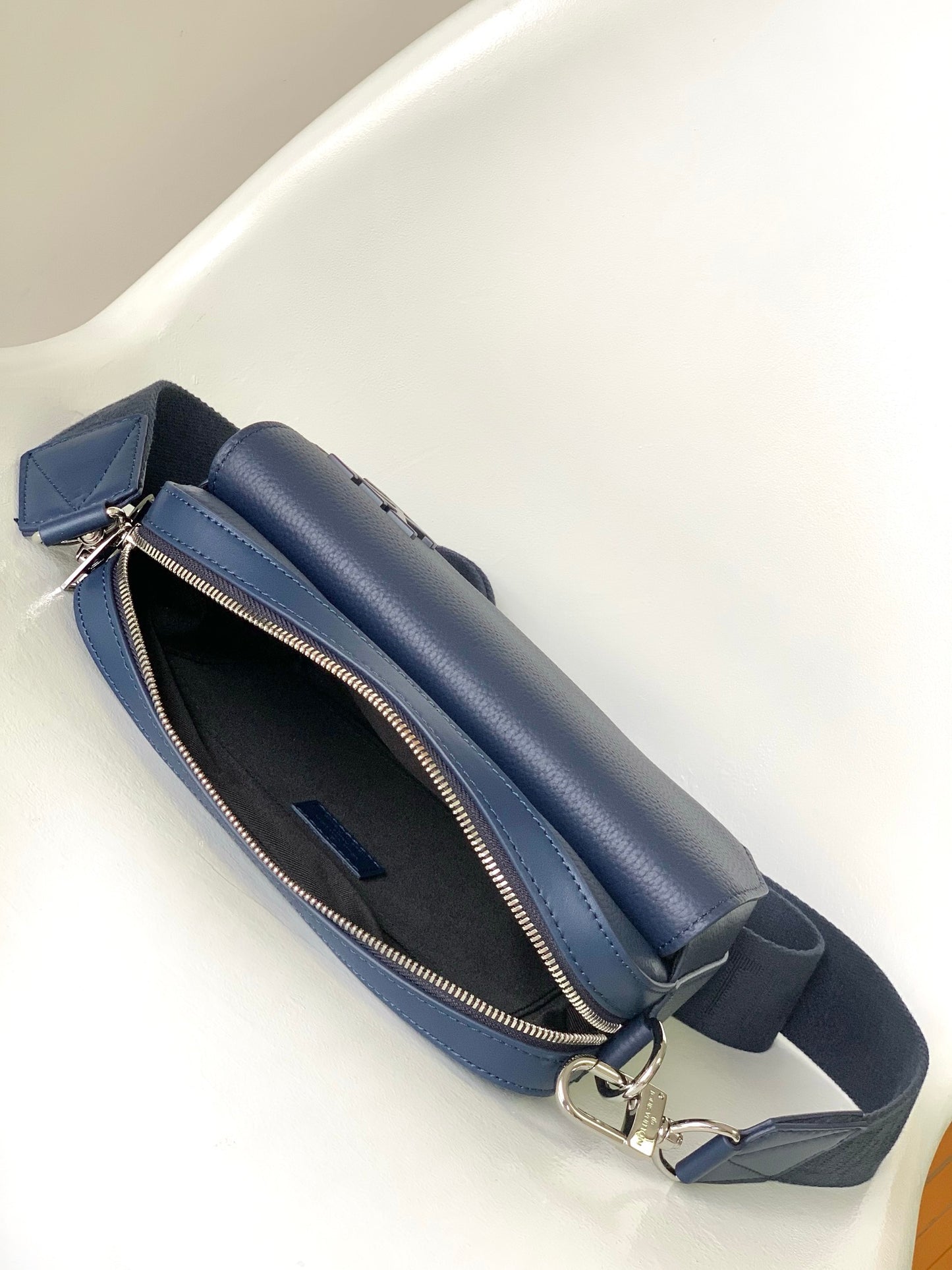 Louis Vuitton Men's Aero Messenger Crossbody Bag - Navy Blue Taurillon Leather