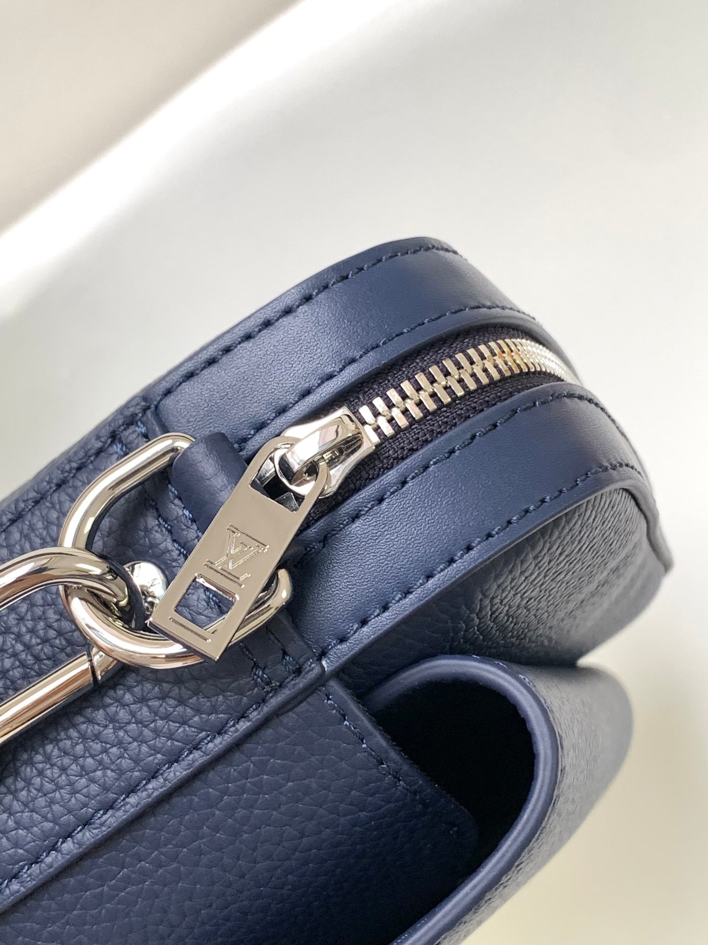Louis Vuitton Men's Aero Messenger Crossbody Bag - Navy Blue Taurillon Leather