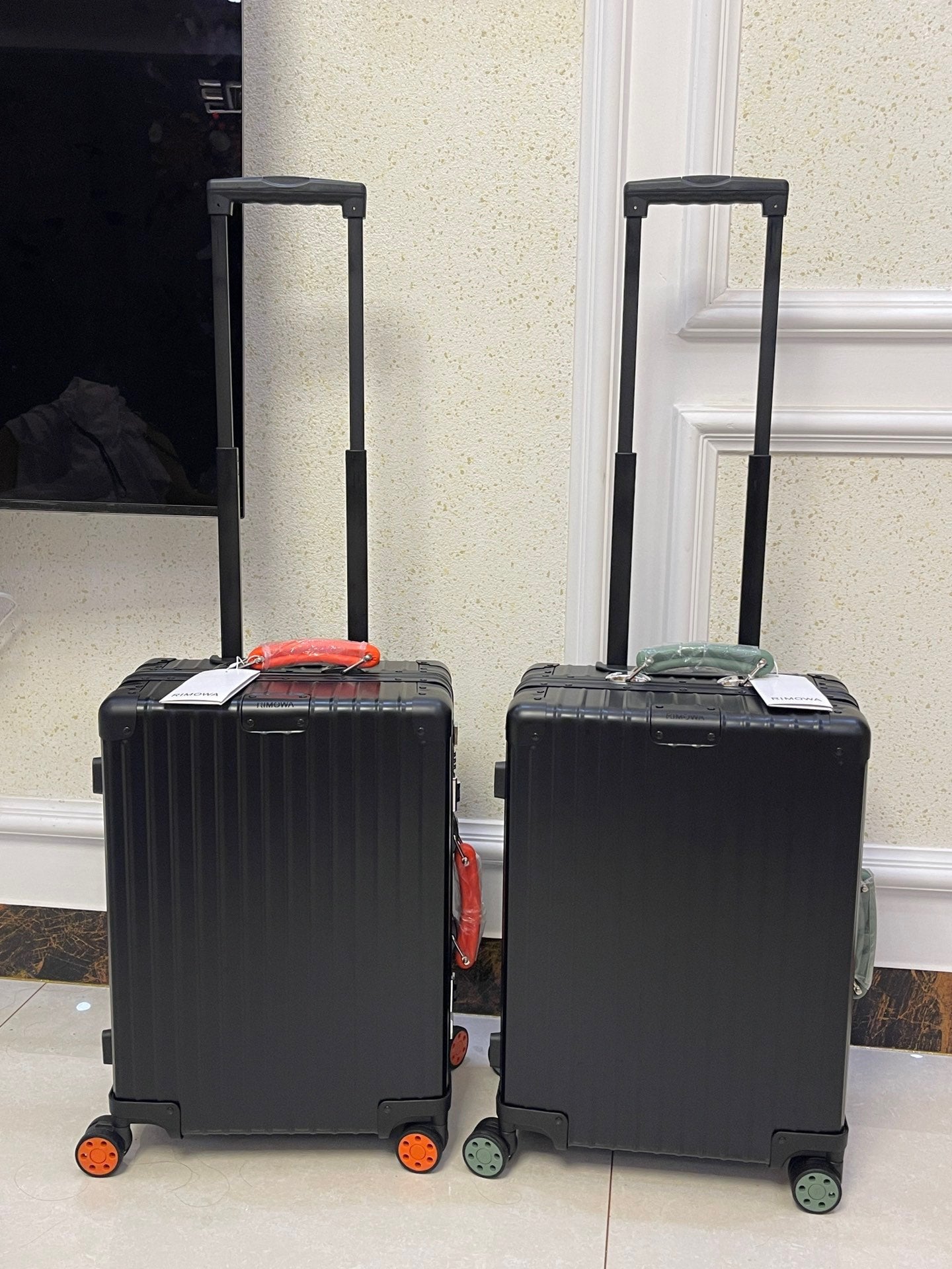 Modern Black Hardshell Spinner Suitcase with Contrast Accent Wheels