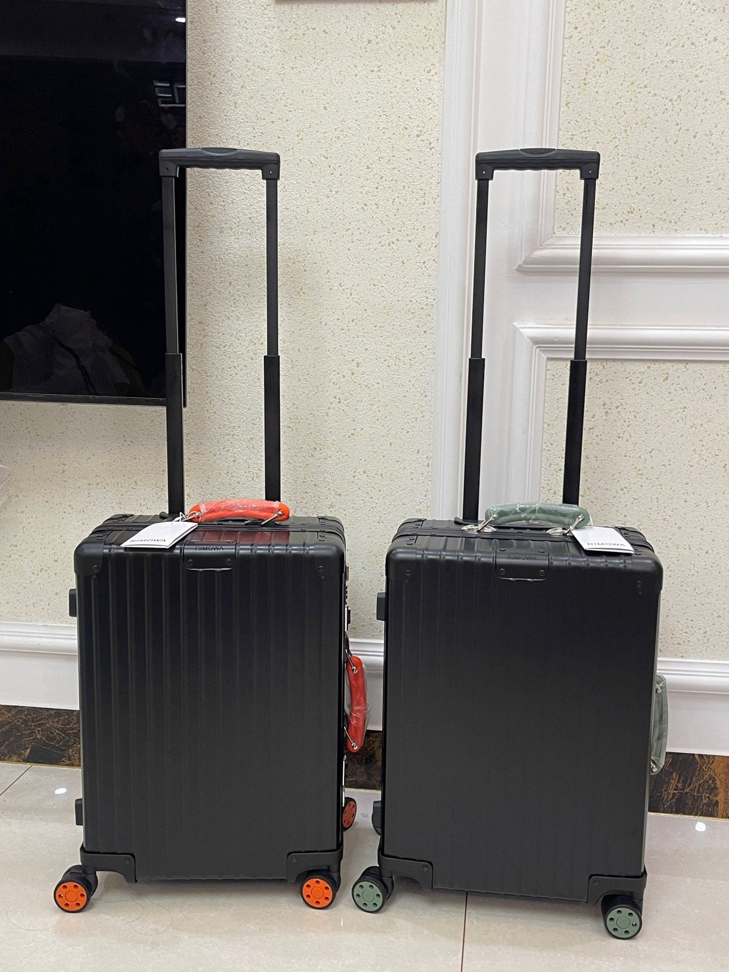 Modern Black Hardshell Spinner Suitcase with Contrast Accent Wheels