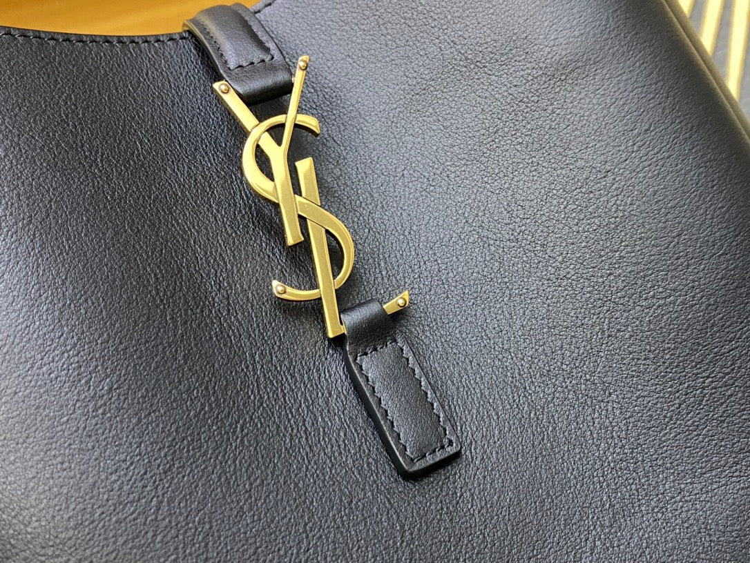 Saint Laurent LE 5 À 7 Large Hobo Bag in Smooth Leather - Black