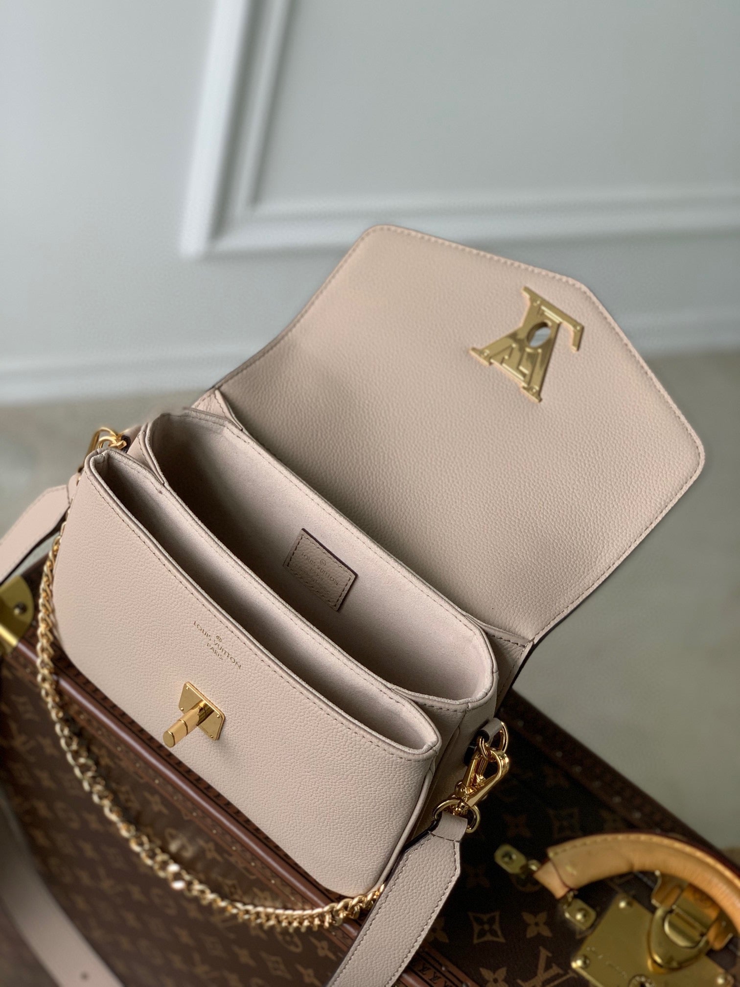 Elegant Blush Pink Crossbody Handbag with Gold Chain Strap and Gold-Tone Logo Clasp