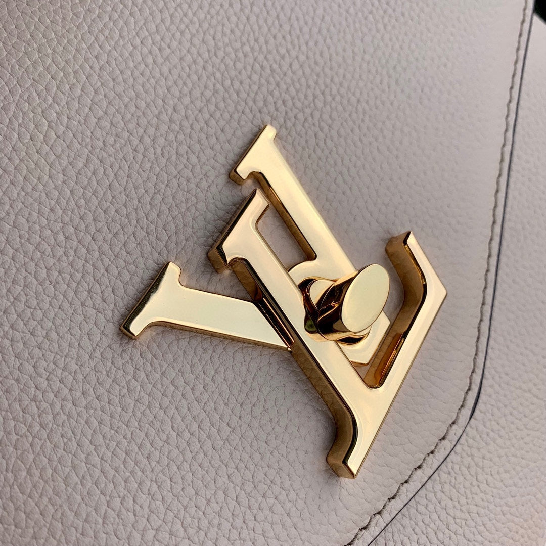 Elegant Blush Pink Crossbody Handbag with Gold Chain Strap and Gold-Tone Logo Clasp