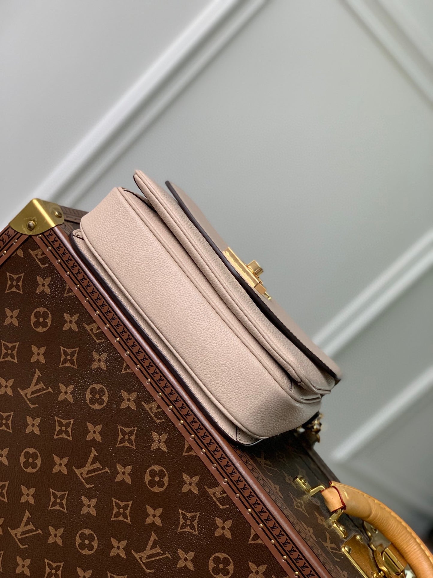 Elegant Blush Pink Crossbody Handbag with Gold Chain Strap and Gold-Tone Logo Clasp