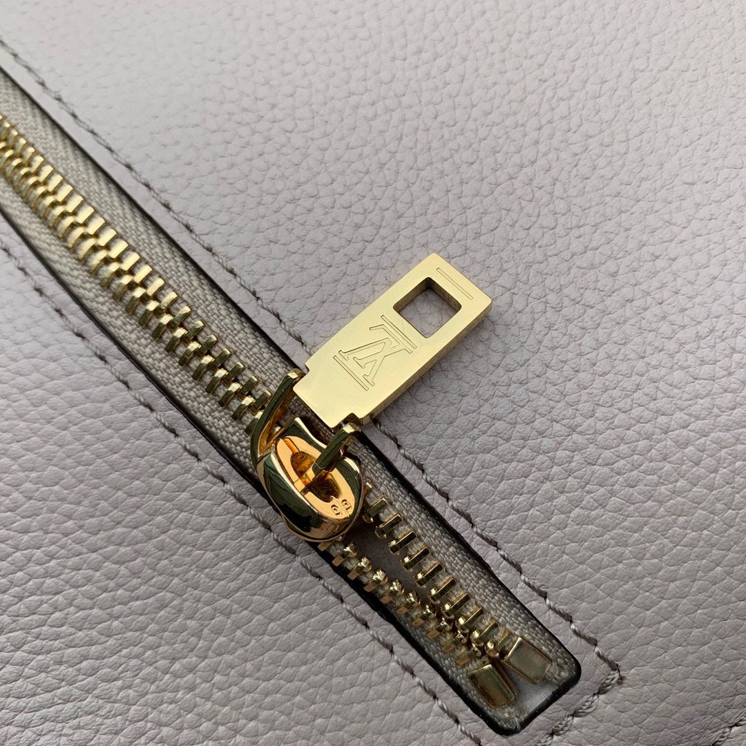 Elegant Blush Pink Crossbody Handbag with Gold Chain Strap and Gold-Tone Logo Clasp