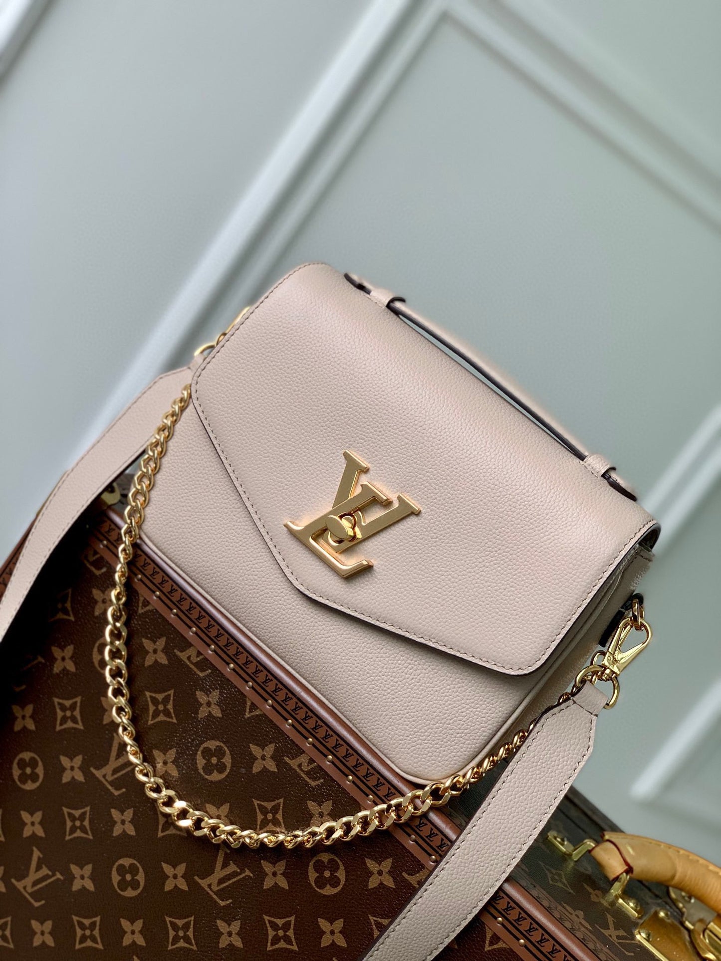 Elegant Blush Pink Crossbody Handbag with Gold Chain Strap and Gold-Tone Logo Clasp