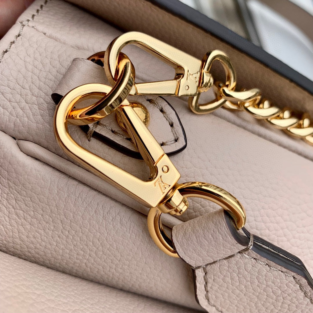 Elegant Blush Pink Crossbody Handbag with Gold Chain Strap and Gold-Tone Logo Clasp