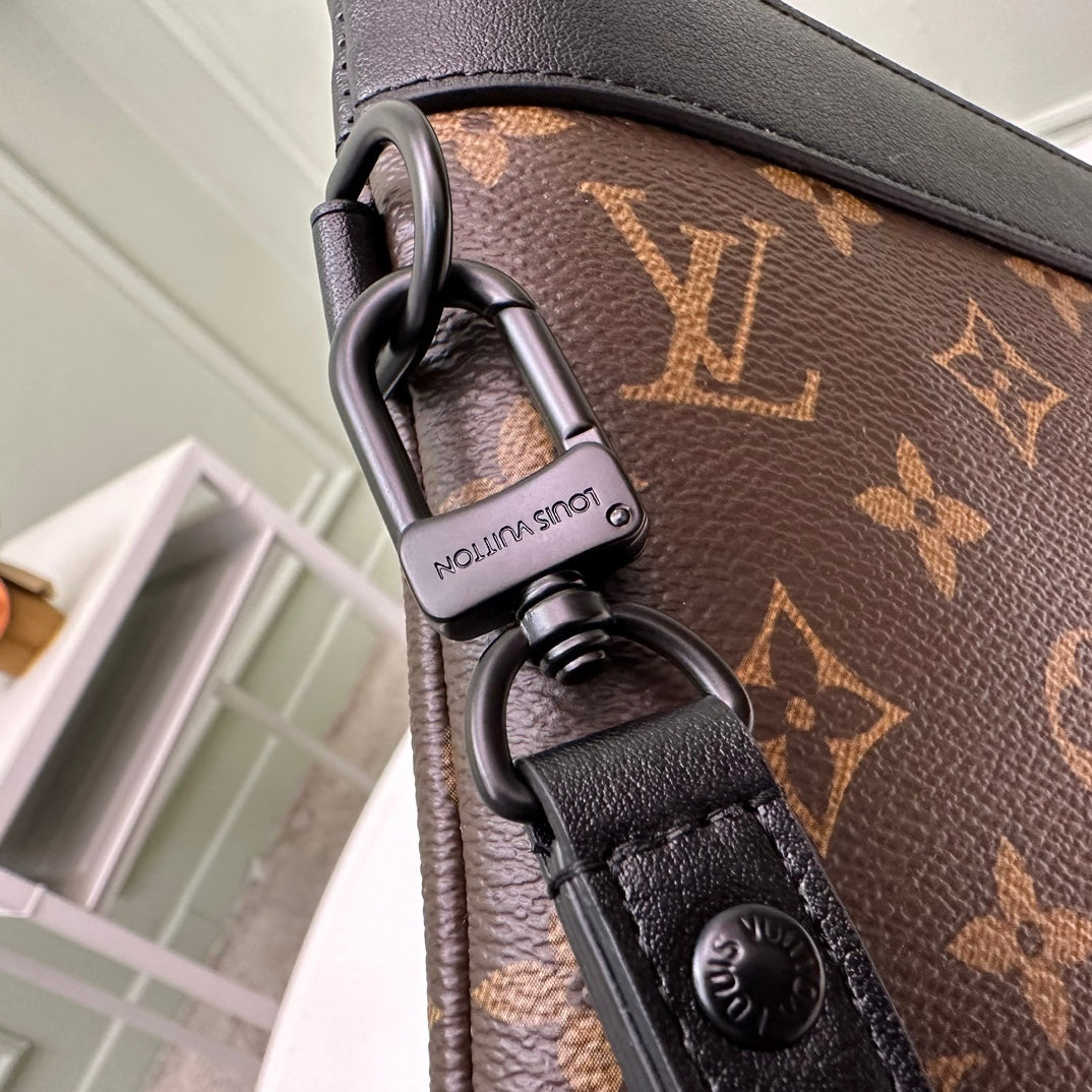 Louis Vuitton Monogram Pochette Voyage MM Brown Canvas Clutch Bag