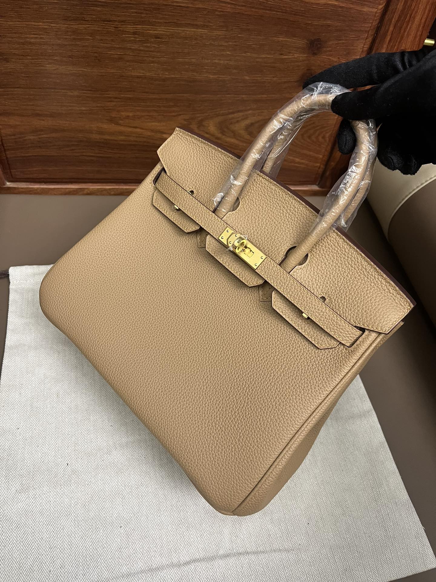 Classic Tan Leather Handbag with Gold Hardware - Elegant Top Handle Tote