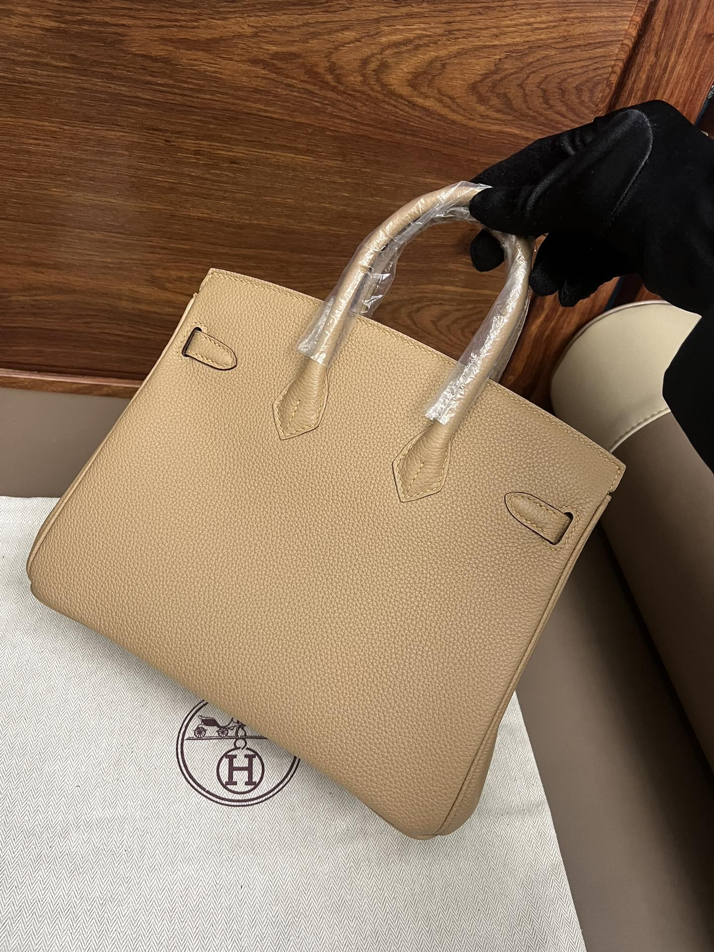 Classic Tan Leather Handbag with Gold Hardware - Elegant Top Handle Tote