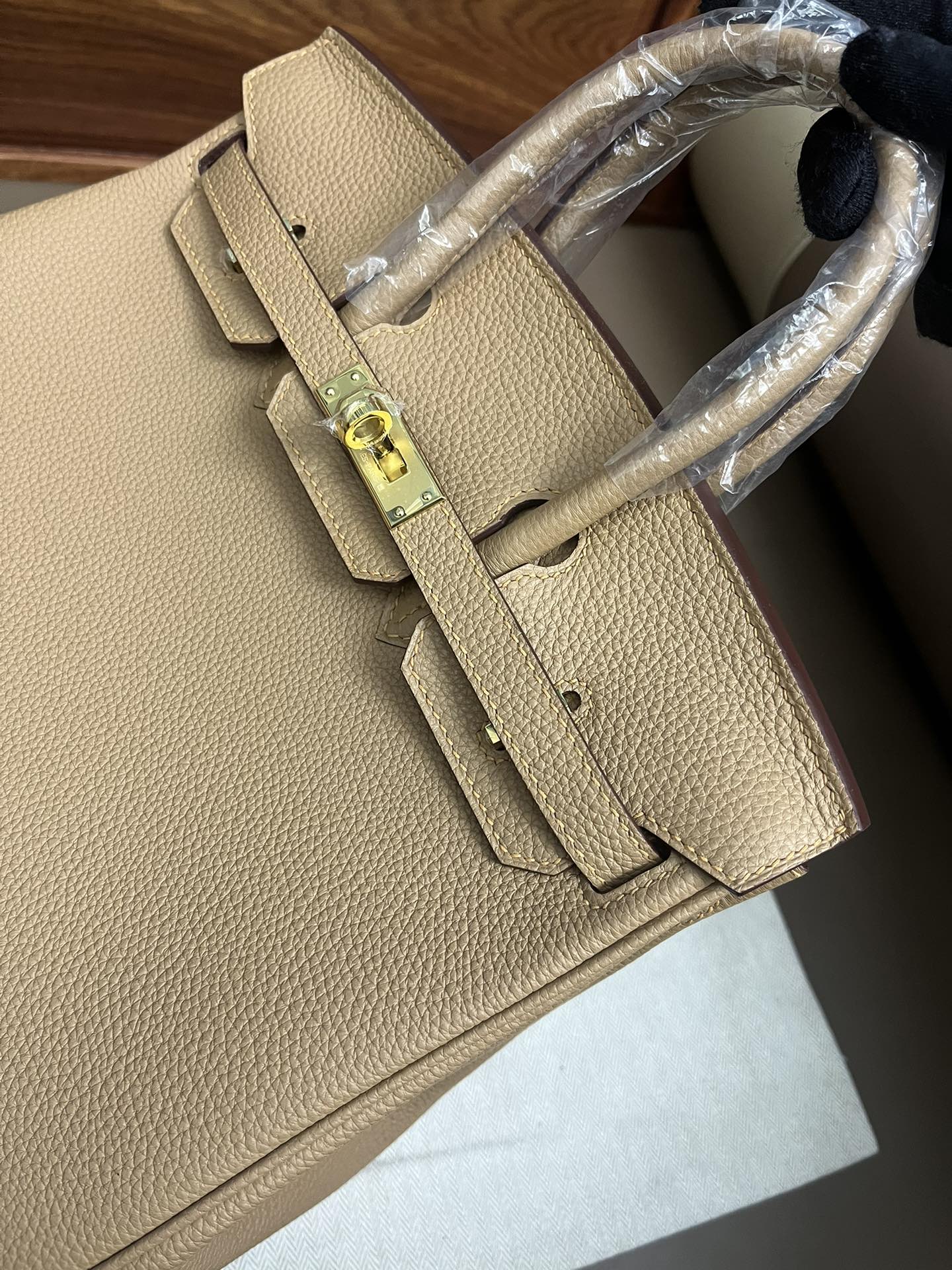 Classic Tan Leather Handbag with Gold Hardware - Elegant Top Handle Tote