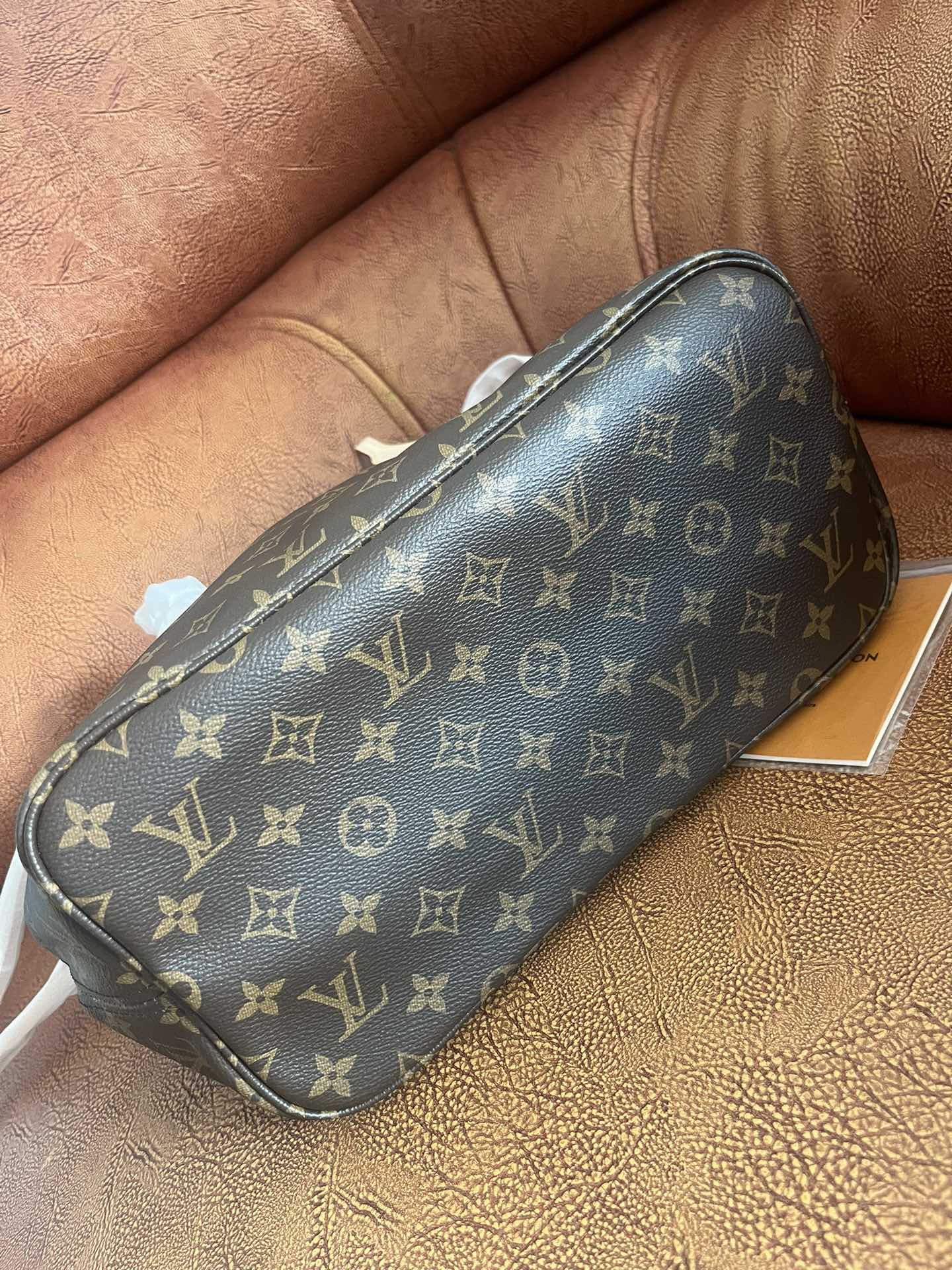Louis Vuitton Neverfull MM Monogram Canvas Tote Bag with Pouch
