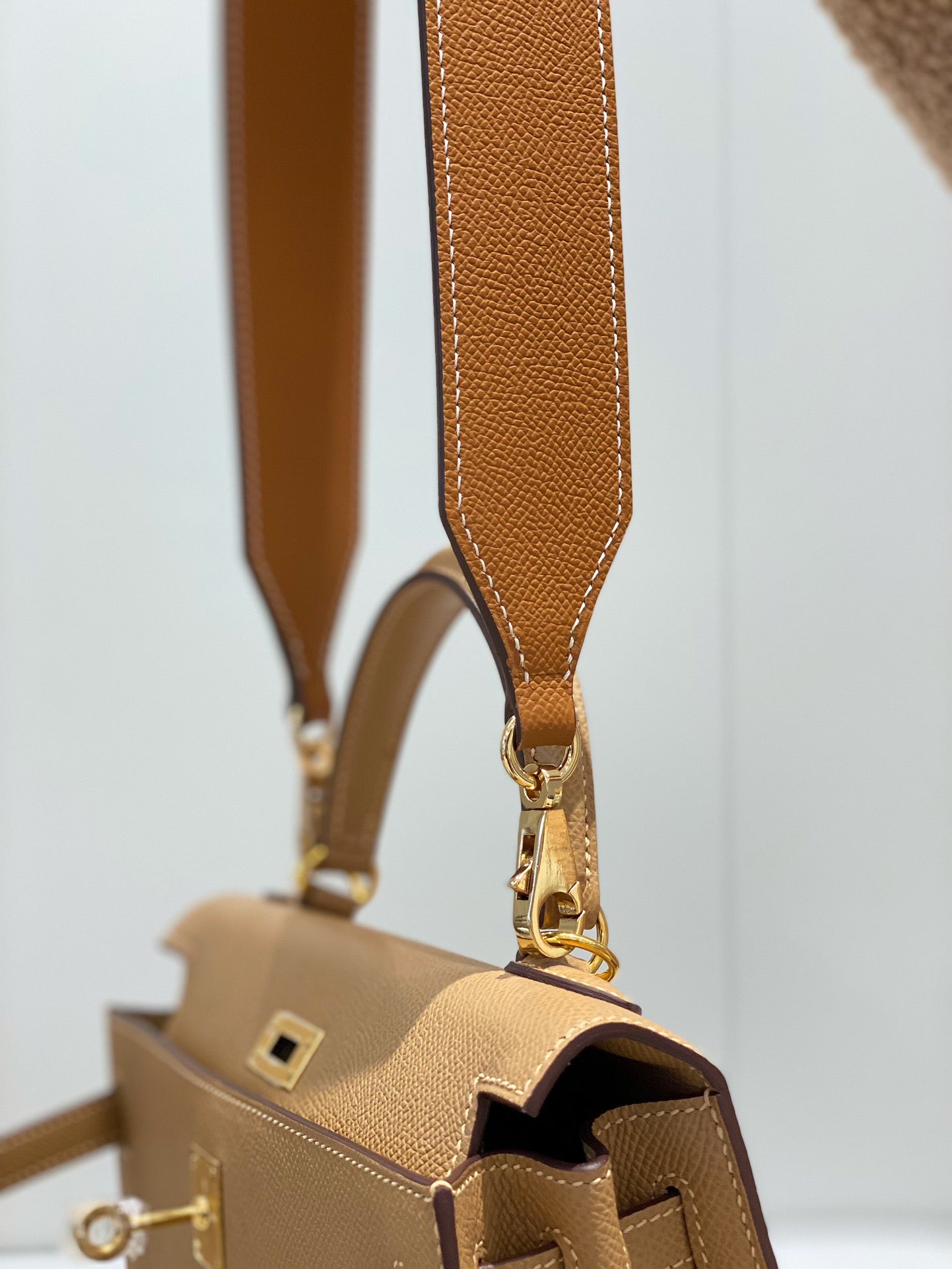 Elegant Tan Leather Handbag - Classic Top Handle Shoulder Bag with Gold Hardware