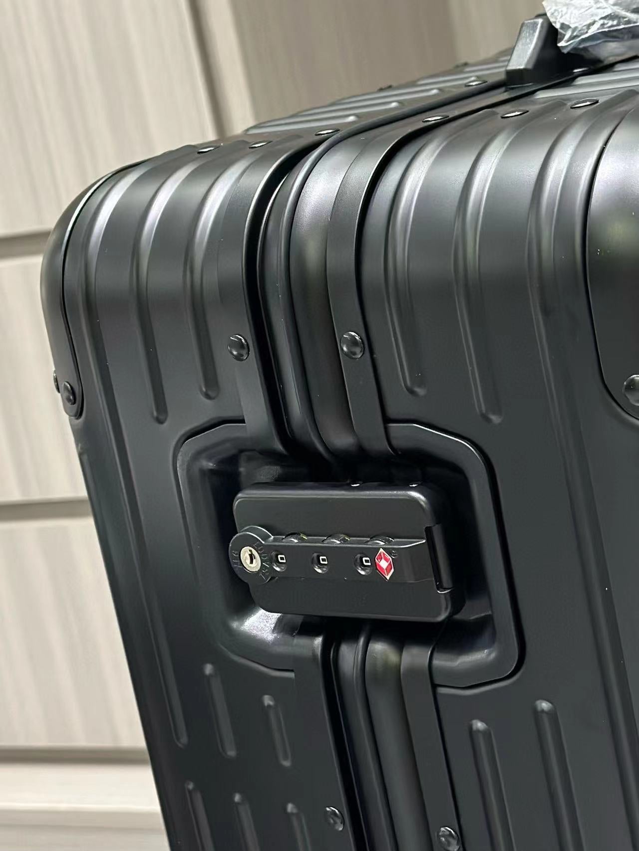 Durable Silver Aluminum Hard Shell Suitcase with TSA Combination Lock