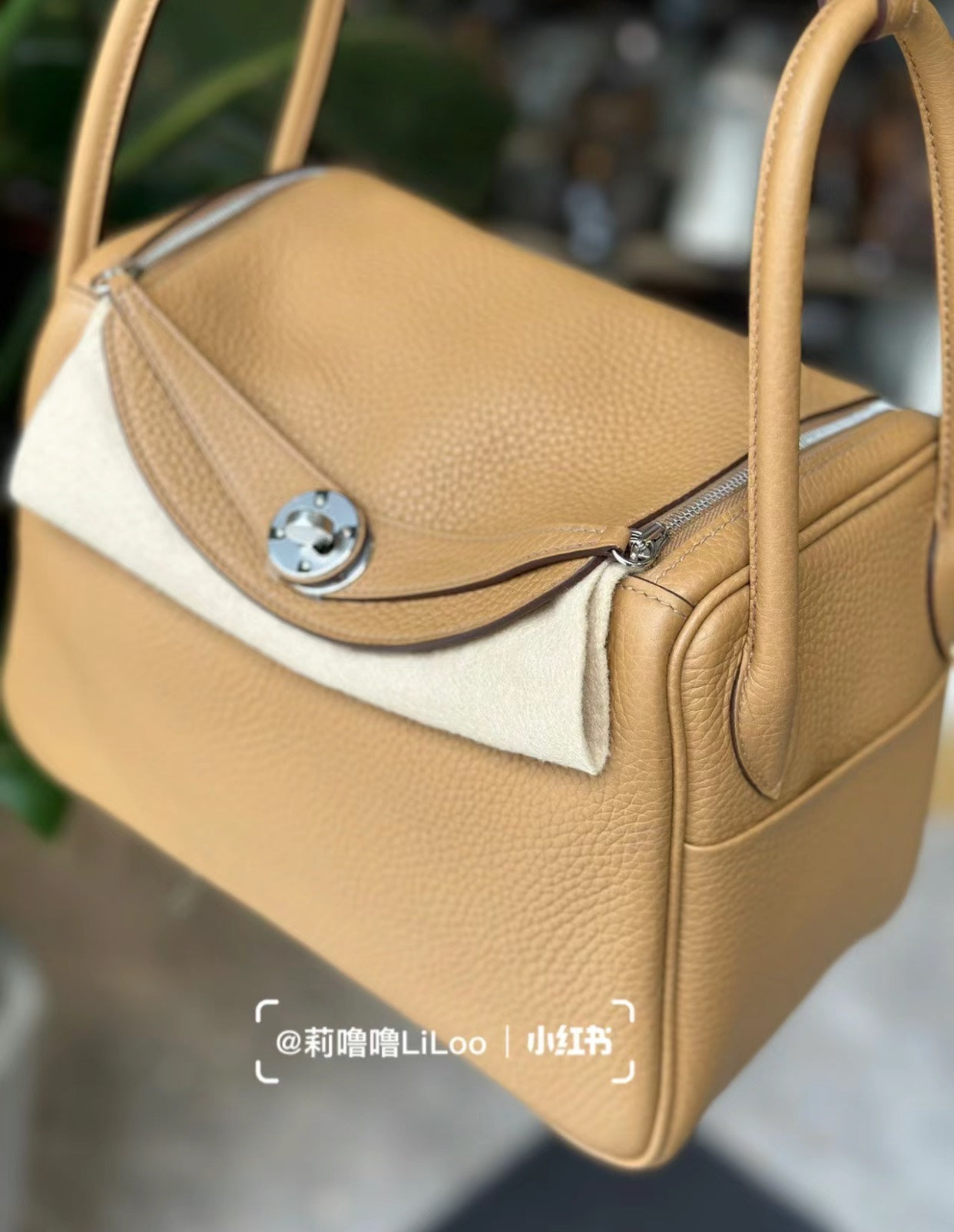 Luxury Tan Pebbled Leather Handbag - Elegant Lindy Style Shoulder Bag
