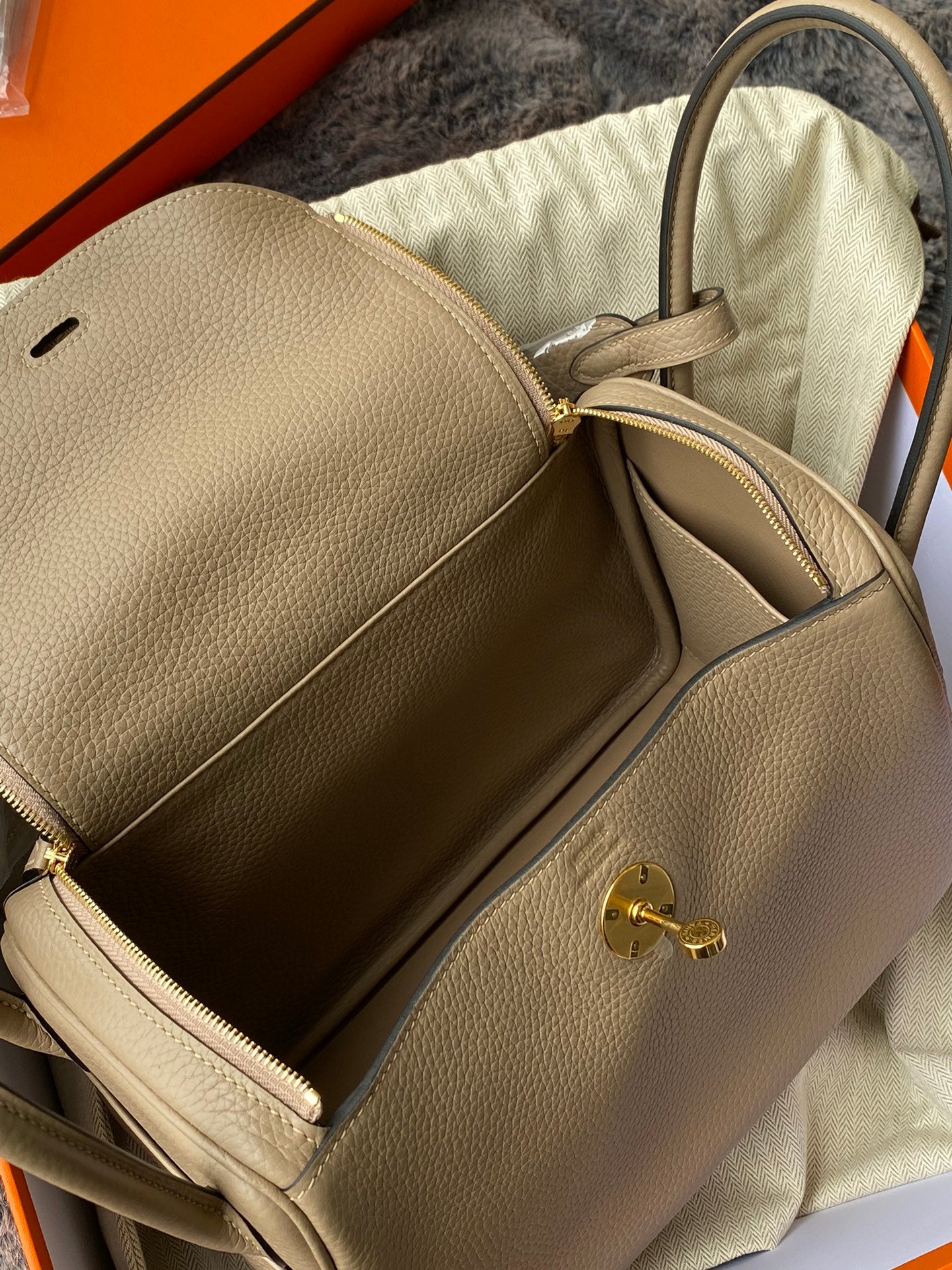 Hermès Lindy 26 Bag in Beige Taurillon Clemence Leather