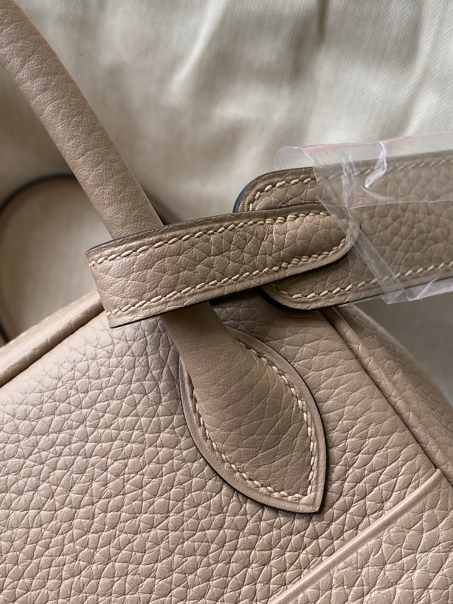 Hermès Lindy 26 Bag in Beige Taurillon Clemence Leather