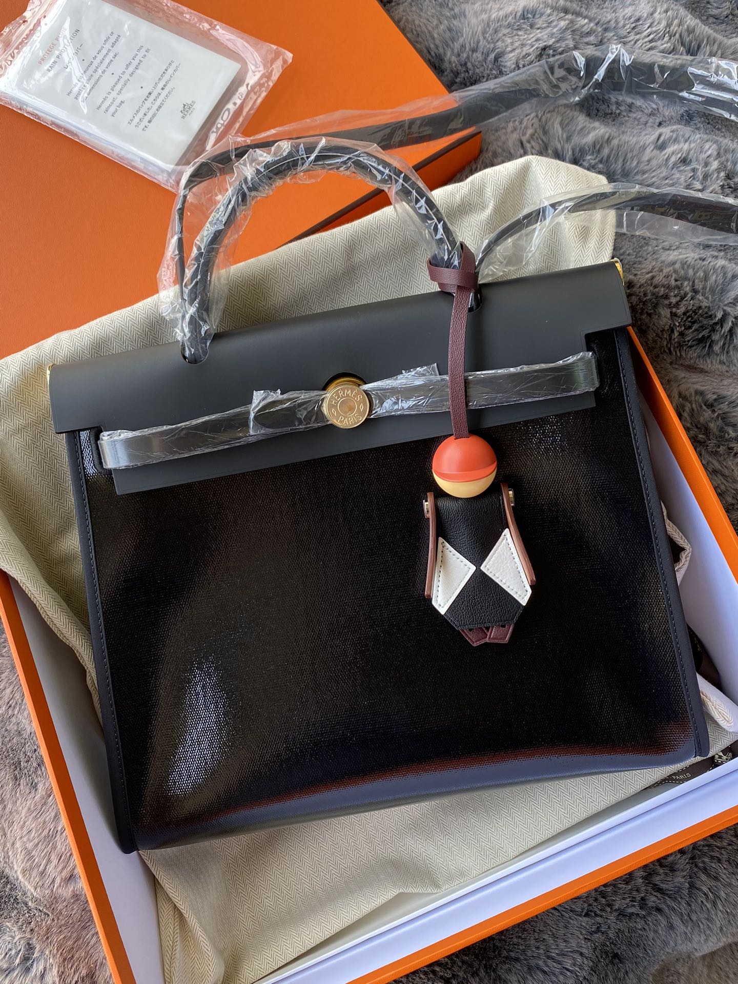 Classic Black Leather Top-Handle Handbag - Gold-Tone Hardware &amp; Geometric Charm Accessory