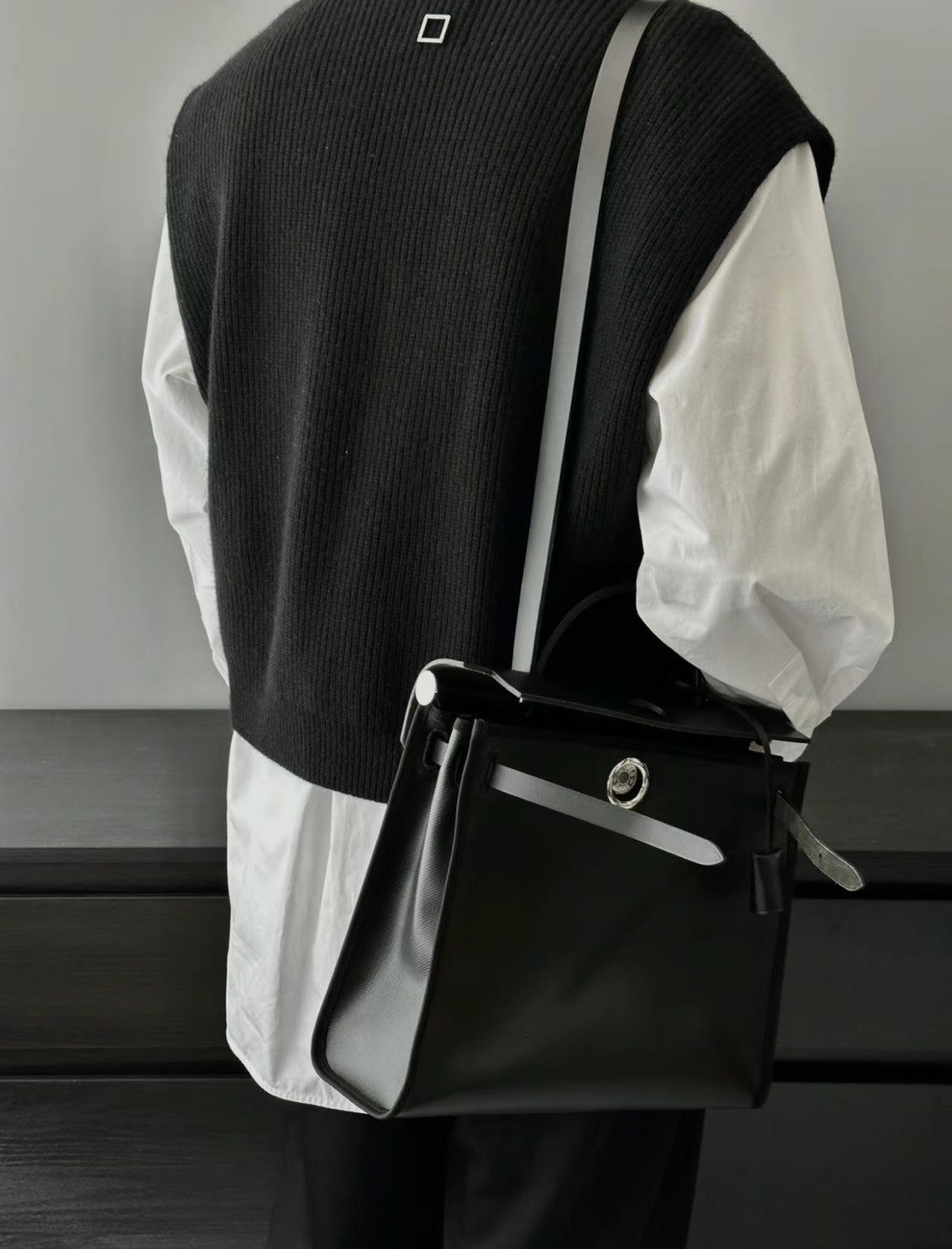 Modern Black Structured Handbag - Elegant Top-Handle Tote for Everyday Use
