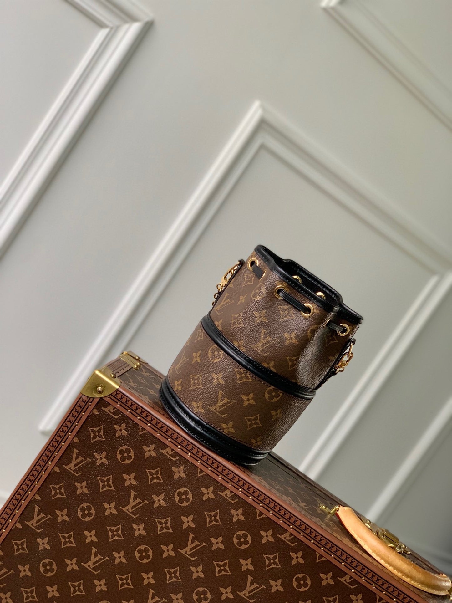 Louis Vuitton Luxury Monogram Drawstring Bucket Bag with Gold Chain and Leather Strap