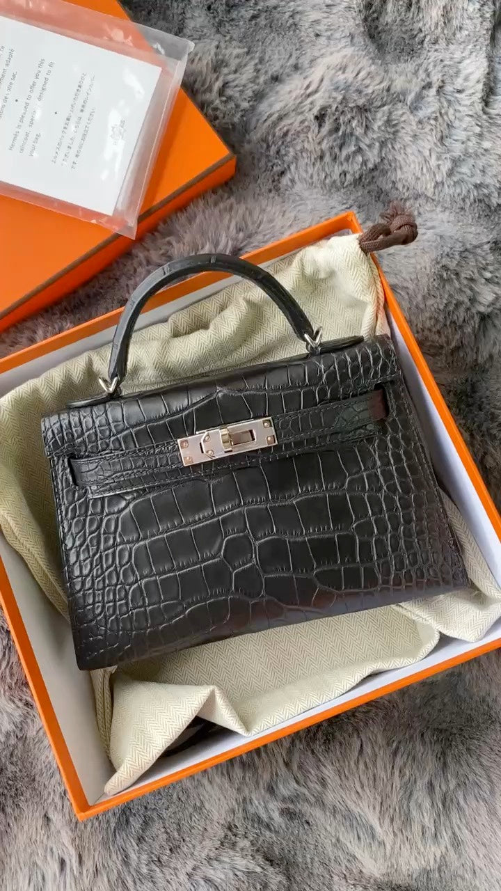 Hermès Kelly 25 Sellier Black Shiny Niloticus Crocodile with Palladium Hardware