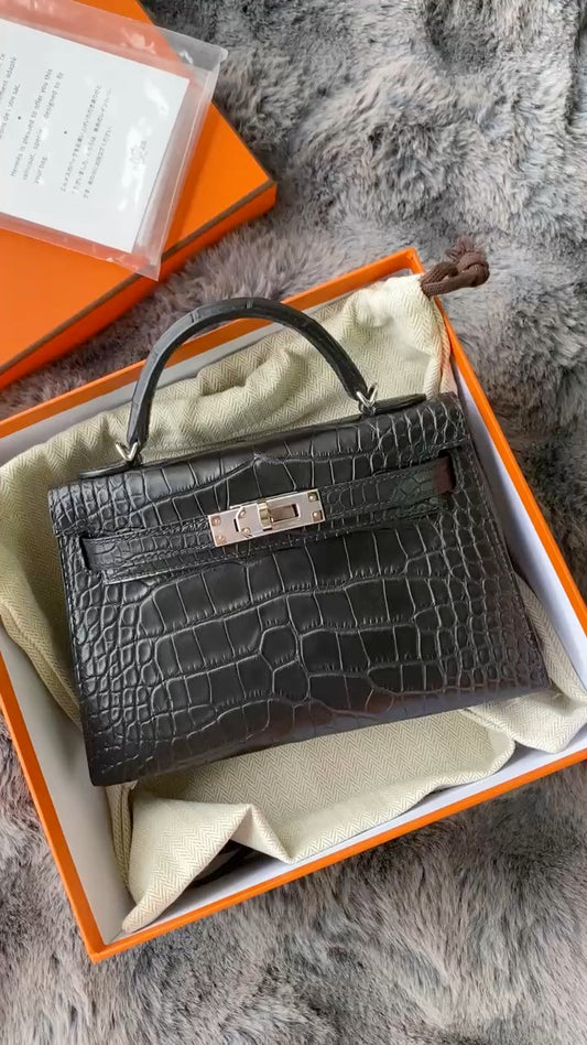 Hermès Kelly 25 Sellier Black Shiny Niloticus Crocodile with Palladium Hardware