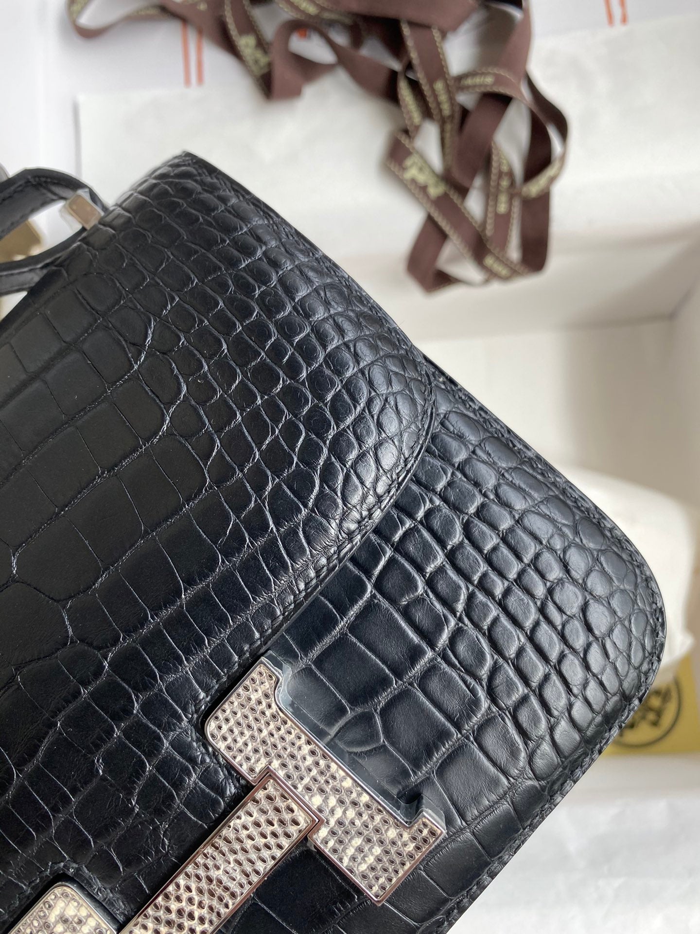Luxury Black Crocodile Pattern Leather Crossbody Bag with Silver H-Buckle Clasp