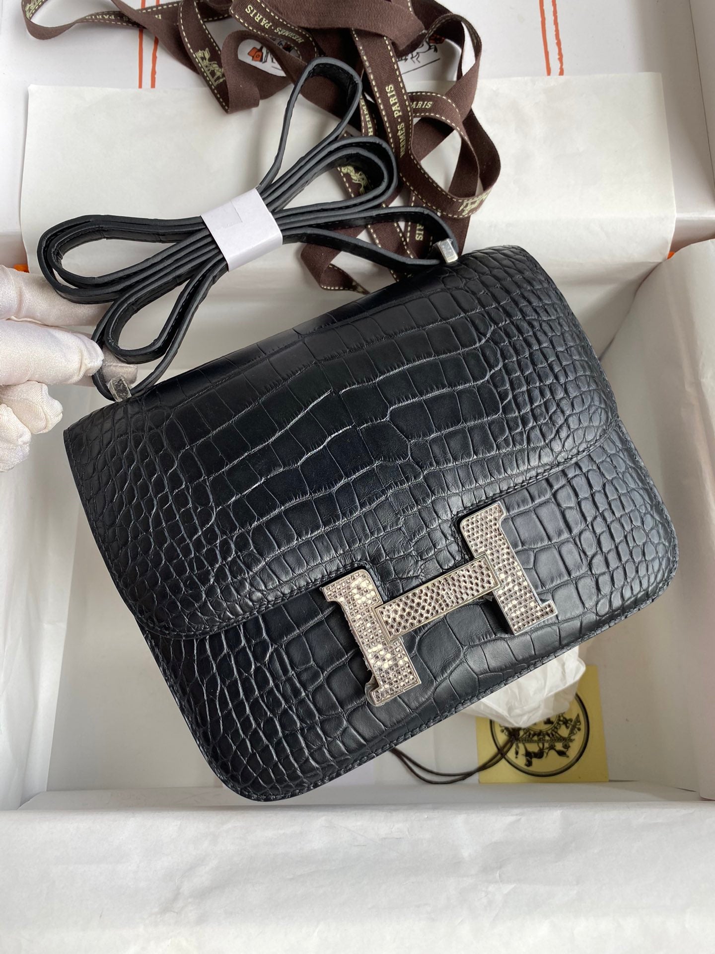 Luxury Black Crocodile Pattern Leather Crossbody Bag with Silver H-Buckle Clasp