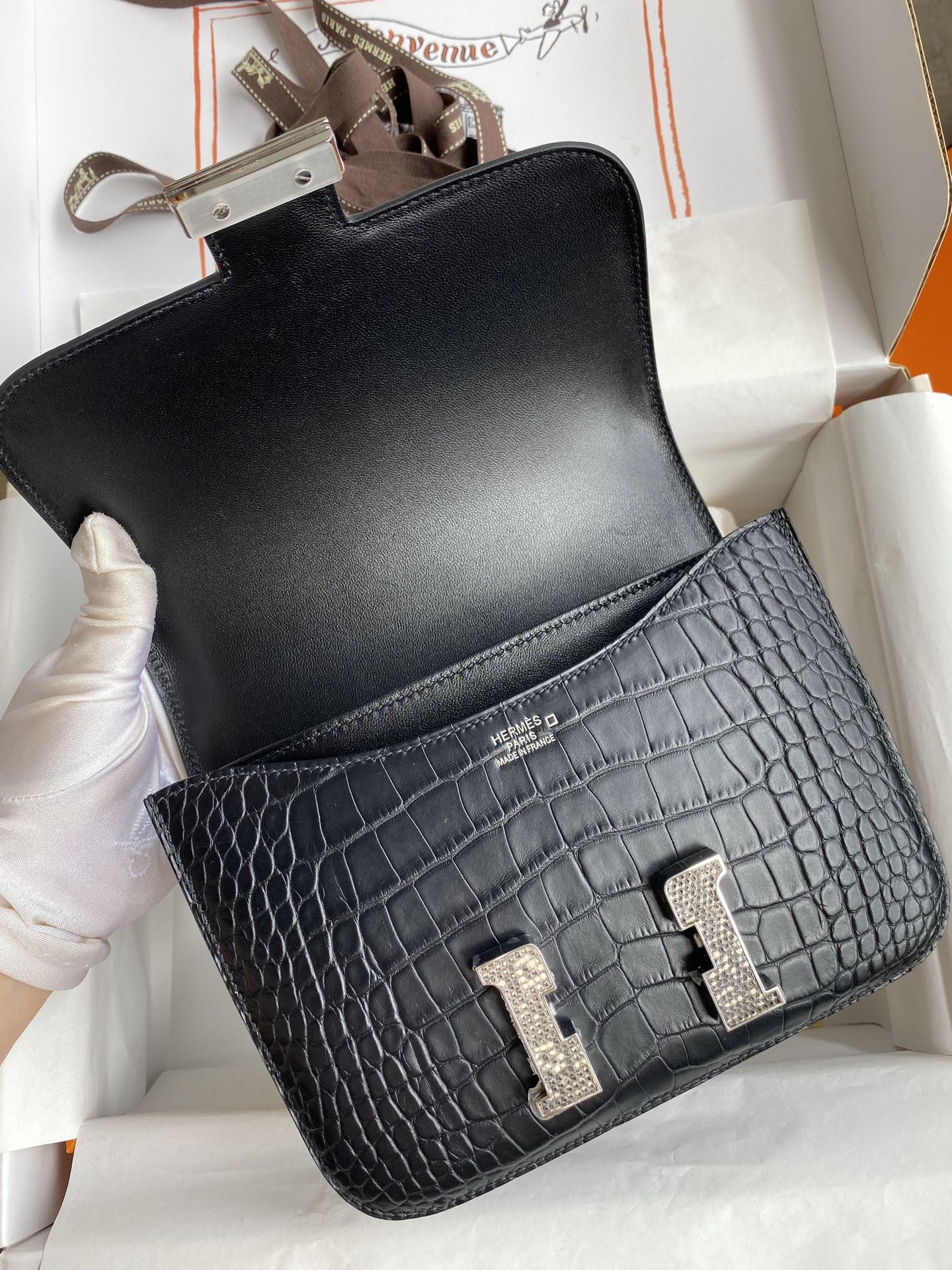 Luxury Black Crocodile Pattern Leather Crossbody Bag with Silver H-Buckle Clasp