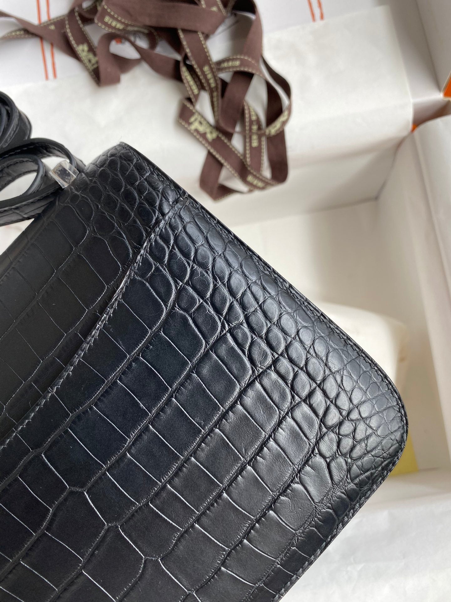 Luxury Black Crocodile Pattern Leather Crossbody Bag with Silver H-Buckle Clasp