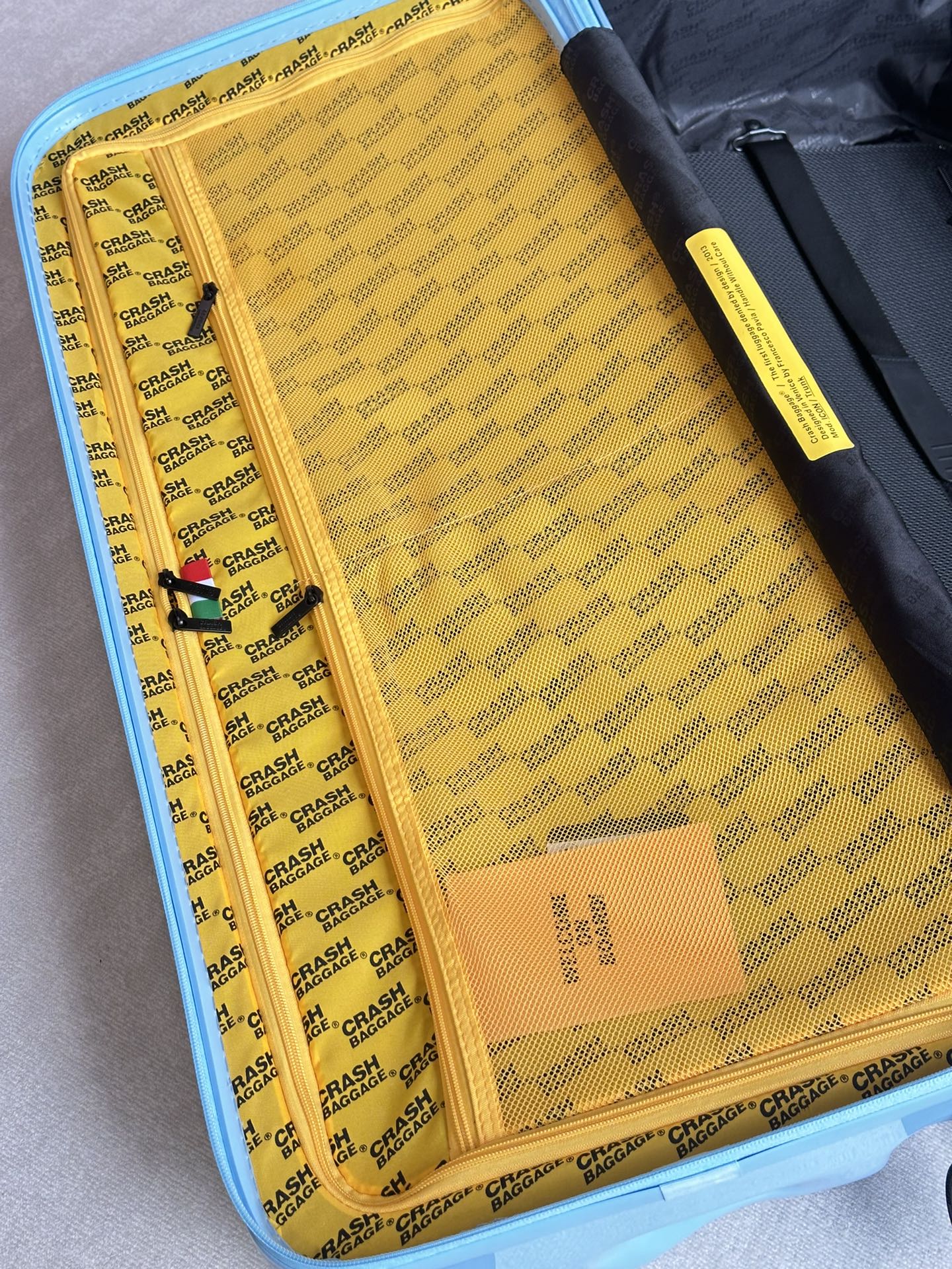 Modern Light Blue Hardside Spinner Suitcase with Yellow Interior Organizer