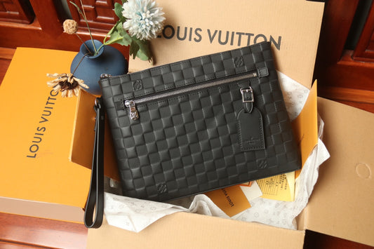 Louis Vuitton Damier Infini Leather Men's Pouch Clutch Bag - Black Onyx