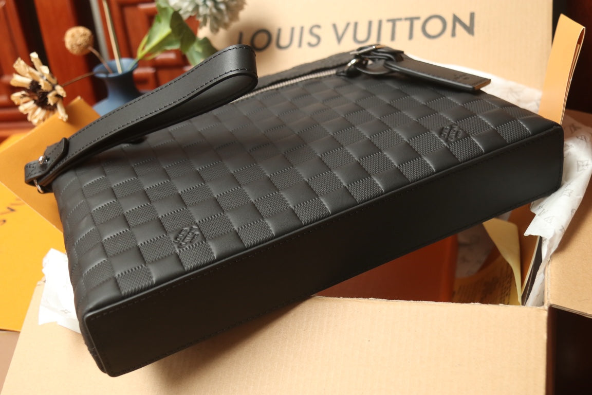 Louis Vuitton Damier Infini Leather Men's Pouch Clutch Bag - Black Onyx