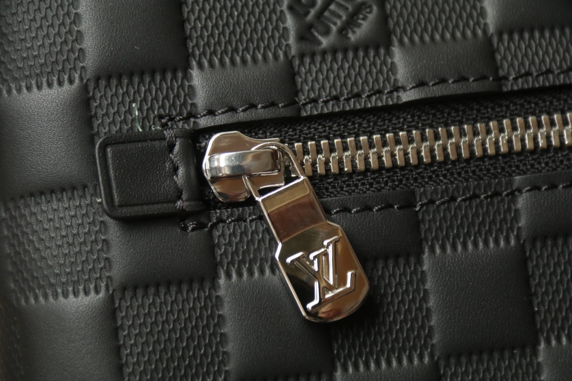 Louis Vuitton Damier Infini Leather Men's Pouch Clutch Bag - Black Onyx