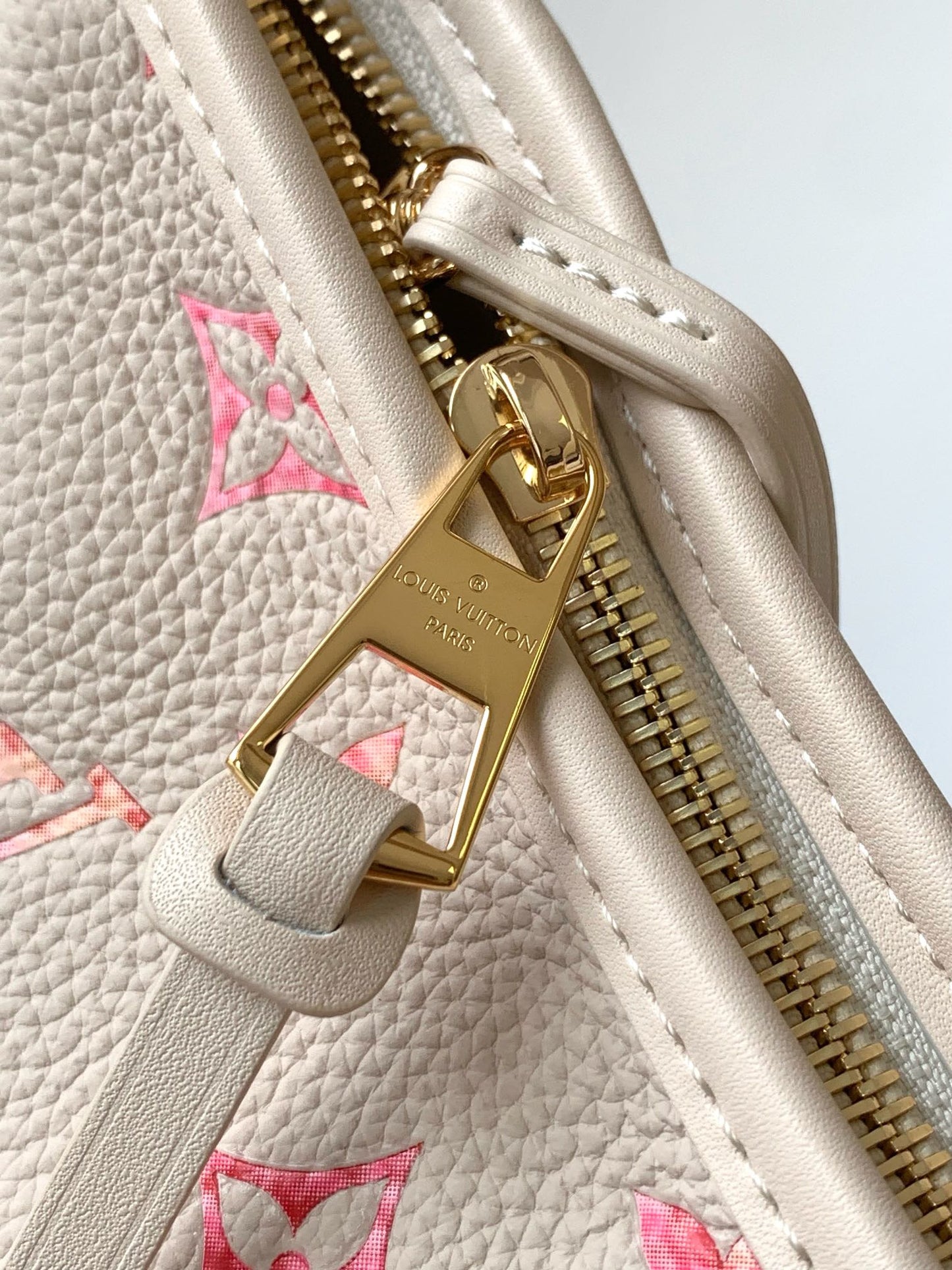 Louis Vuitton Carryall MM Monogram Mahina Leather Handbag - Pink/Peach Gradient