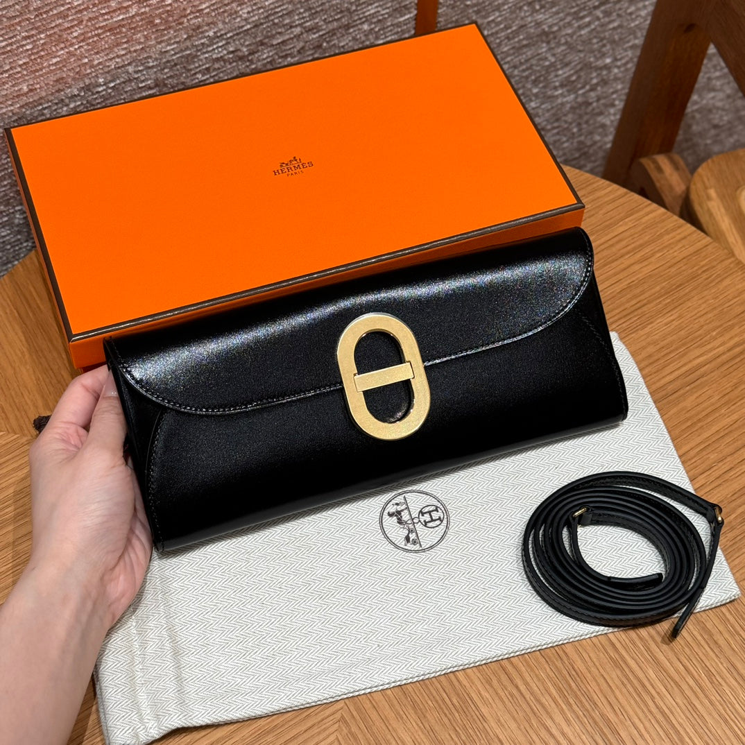 Hermès O'Kelly Clutch in Black Leather with Gold-Tone Hardware