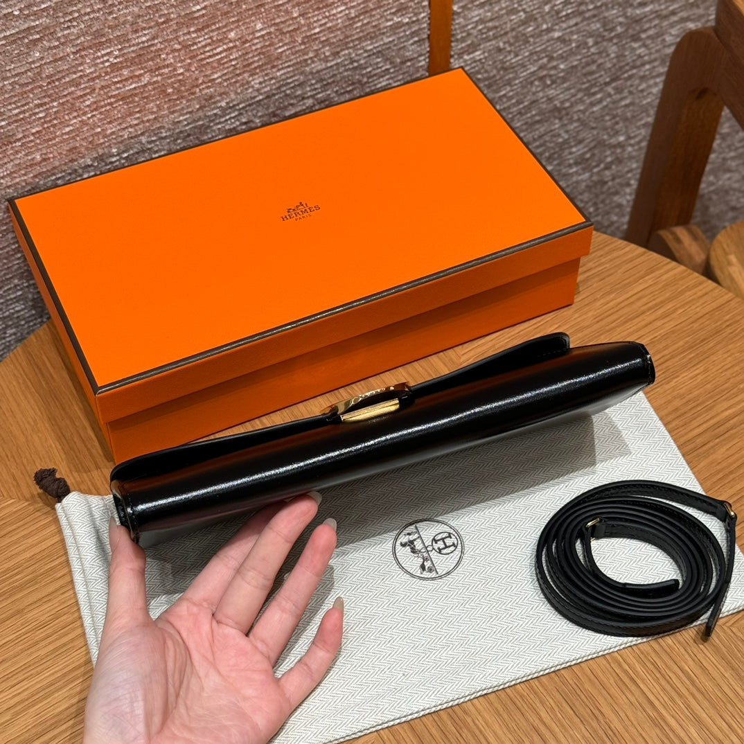Hermès O'Kelly Clutch in Black Leather with Gold-Tone Hardware