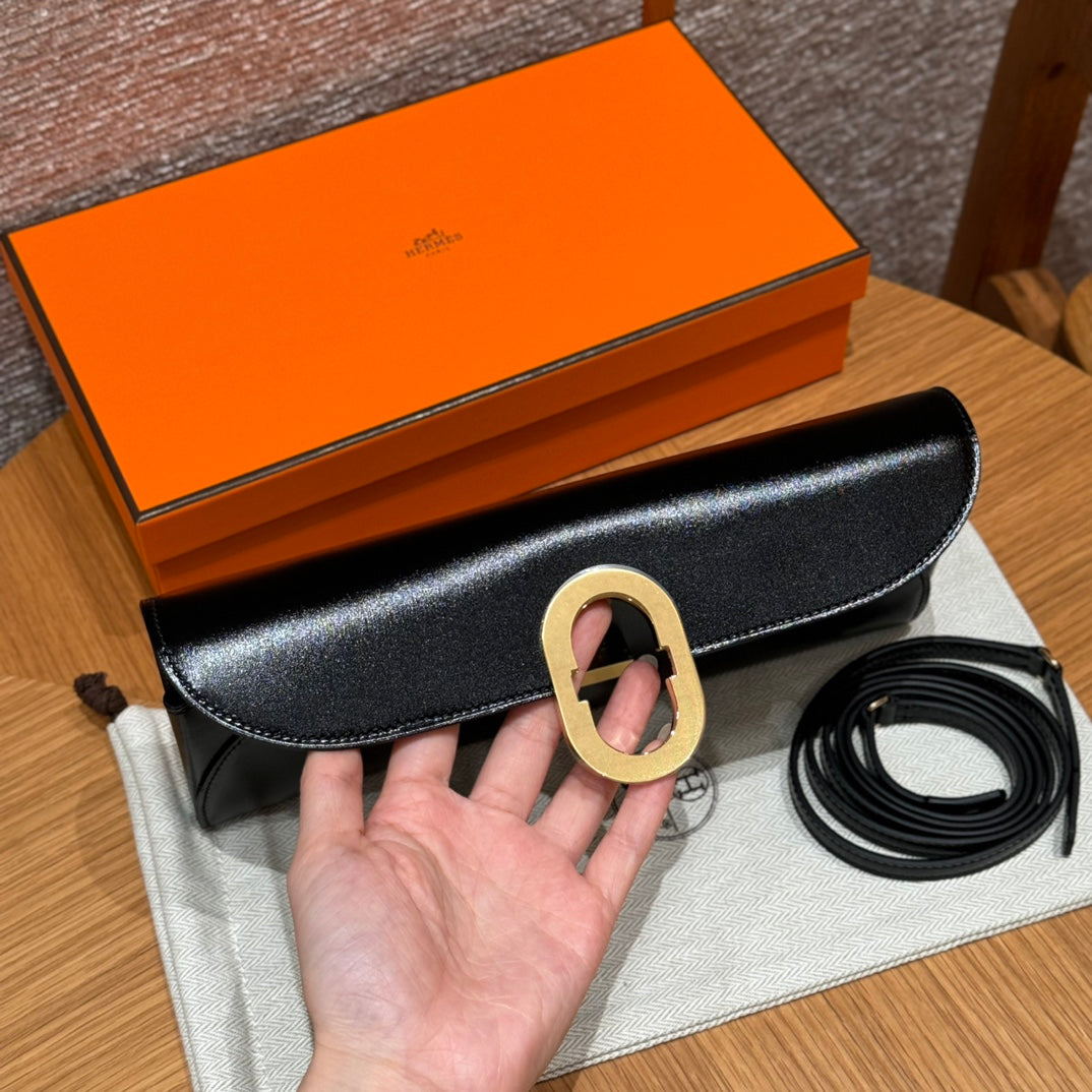 Hermès O'Kelly Clutch in Black Leather with Gold-Tone Hardware