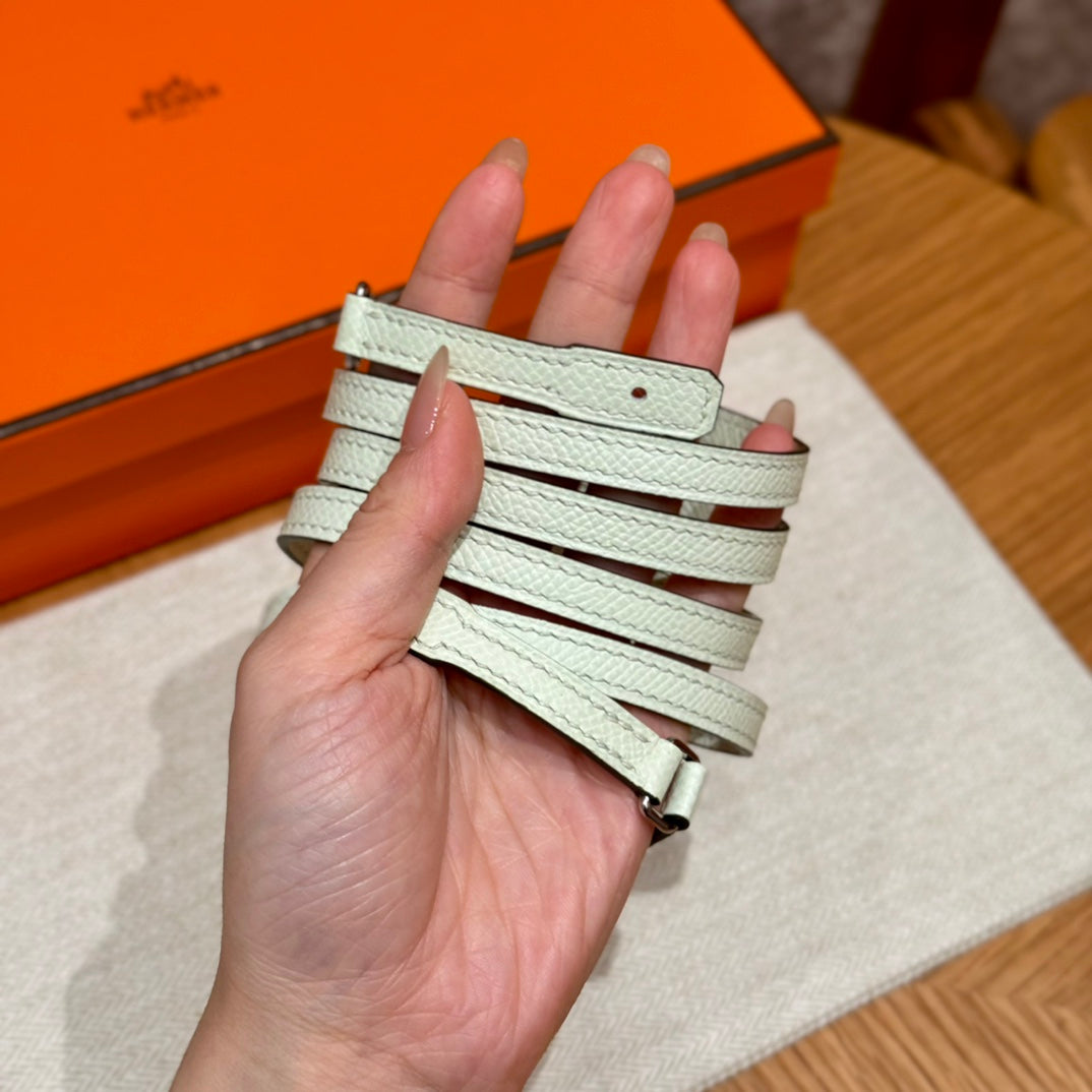 Hermès Roulis Slim Leather Wallet in Mint Green