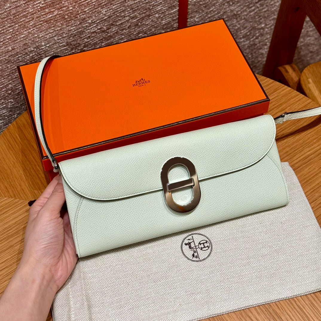 Hermès Roulis Slim Leather Wallet in Mint Green