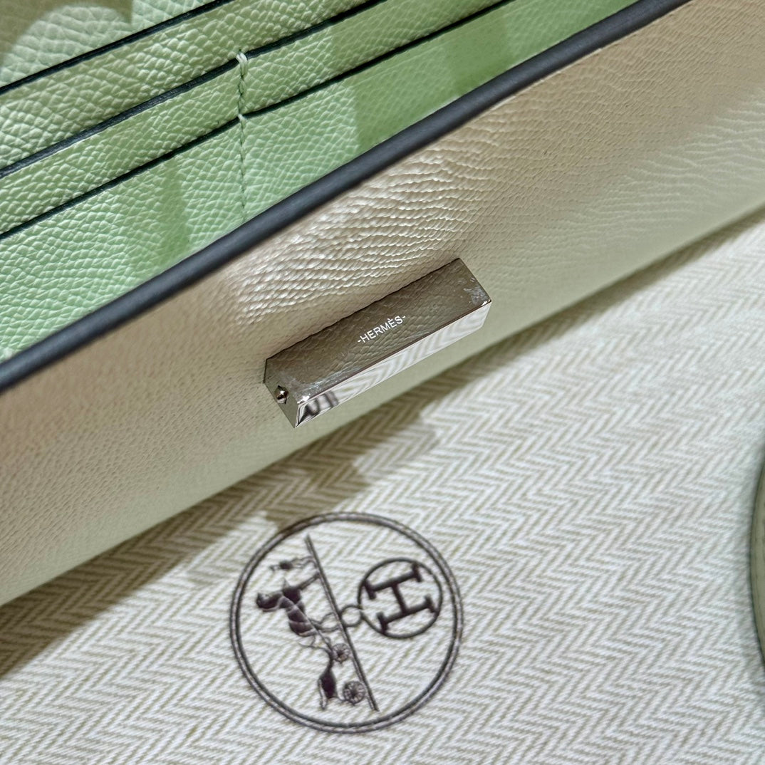 Hermès Roulis Slim Leather Wallet in Mint Green