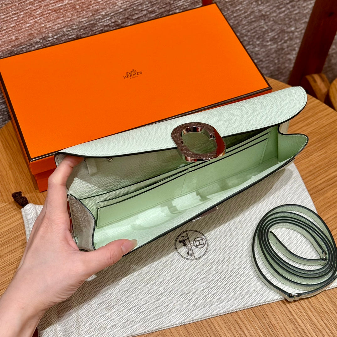 Hermès Roulis Slim Leather Wallet in Mint Green