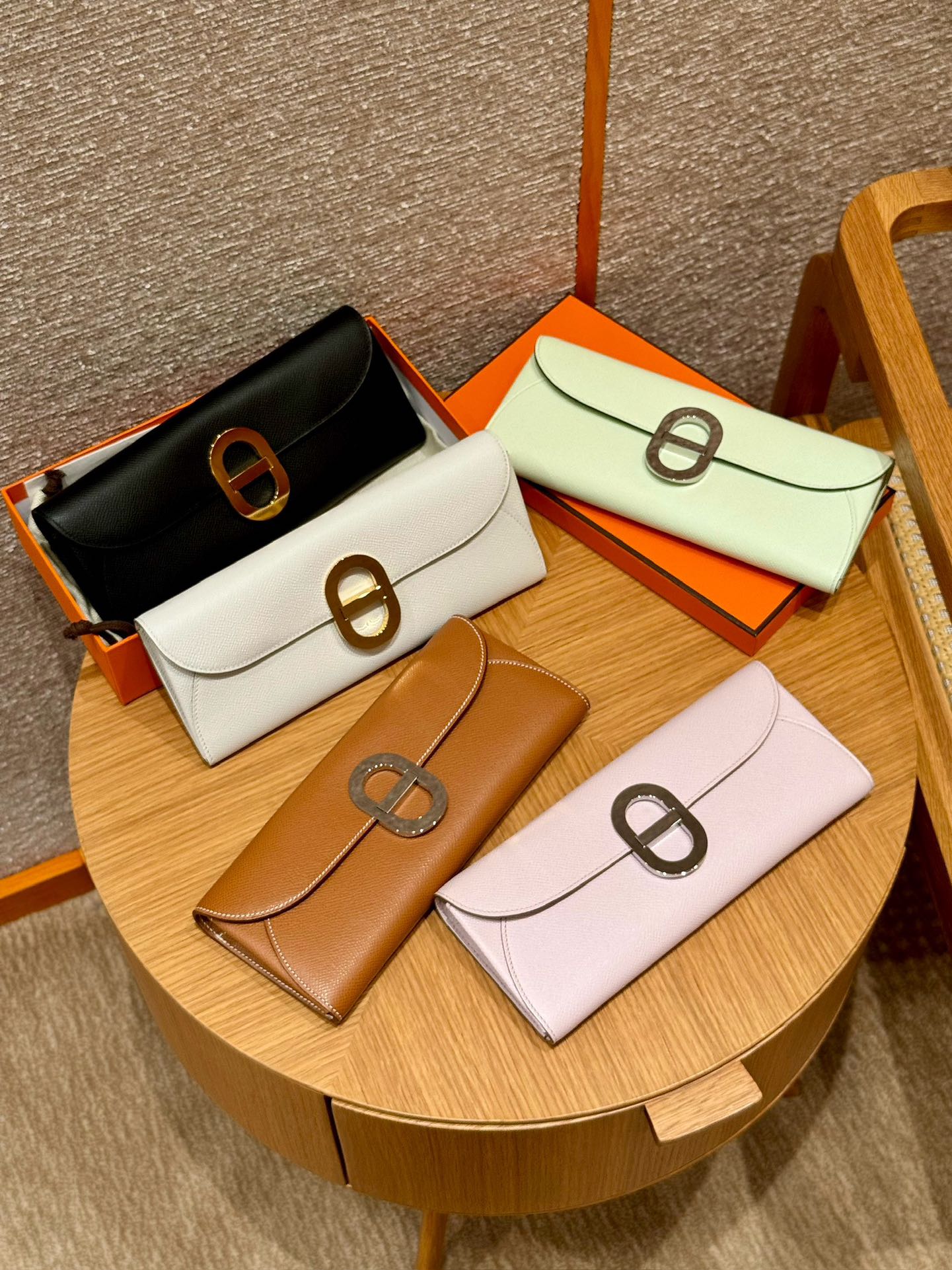 Luxury Leather Long Wallet with Elegant Oval Clasp - Multiple Colors
